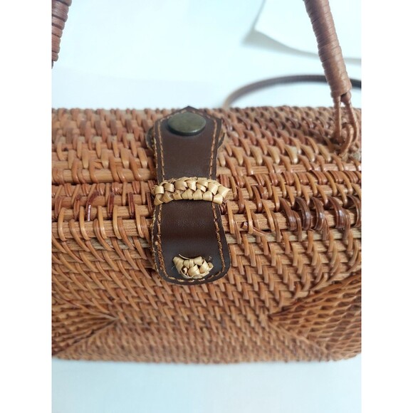 Cute Wicker & Leather Cloth Lined Box Crossbody Purse 7.75" x 5.25" x 3.25" - Picture 4 of 7